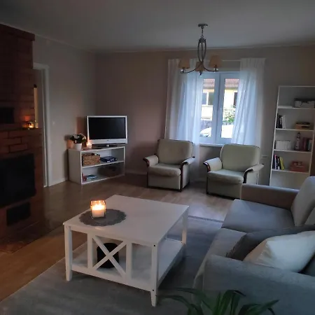 Sireli Hubane Maja Oma Aiaga Feriehus *