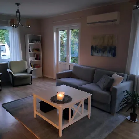 Sireli Hubane Maja Oma Aiaga Feriehus Haapsalu