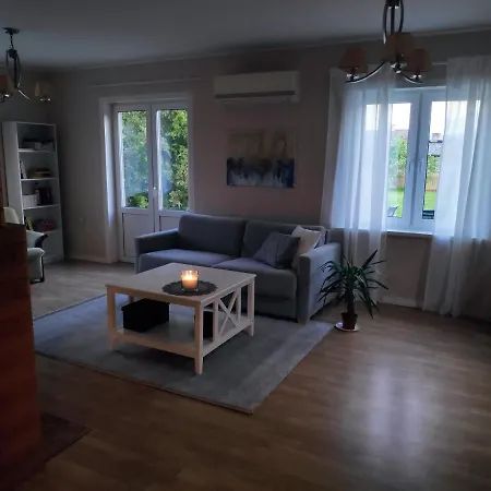 Sireli Hubane Maja Oma Aiaga Feriehus